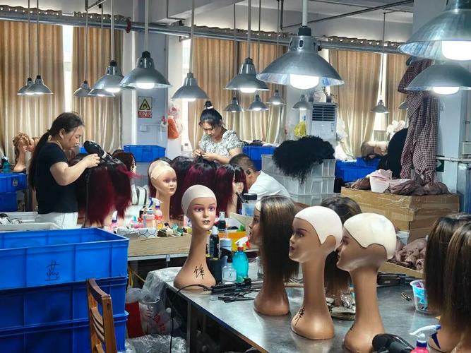 许昌一家发制品企业生产车间里,工人正在修剪假发